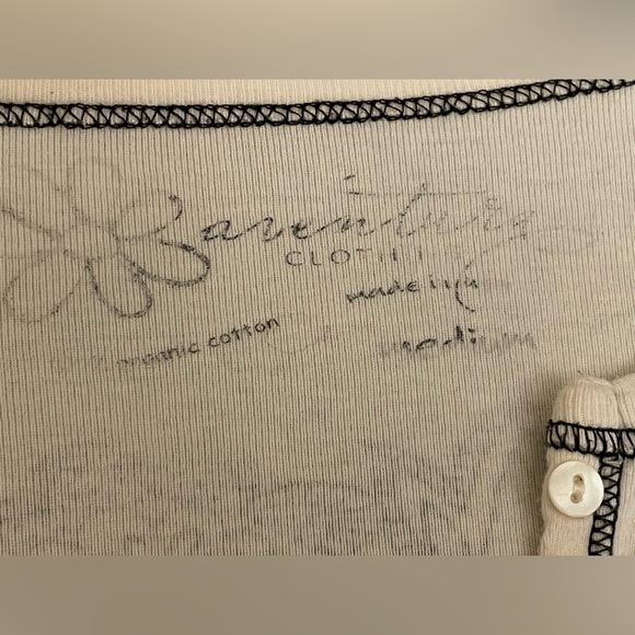 Gorgeous designer knitwear w/black floral line drawings on sleeves and back - Picture 7 of 8